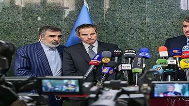 رئيس الوكالة الدولية للطاقة الذرية رافاييل جروسي ورئيس منظمة الطاقة الذرية الإيرانية محمد إسلامي يحضران مؤتمراً صحفياً في العاصمة طهران
